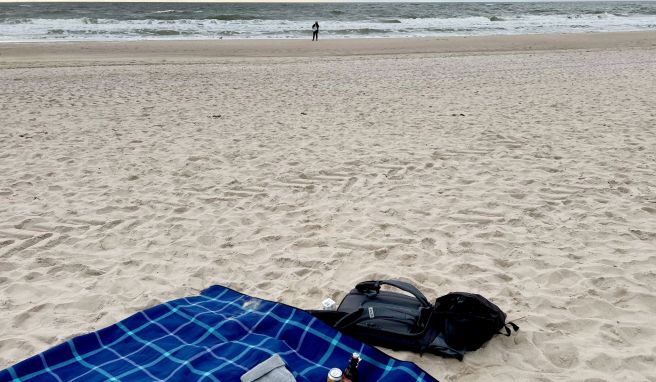 Strand, Decke, etwas zu trinken: Erholung kann so einfach sein.