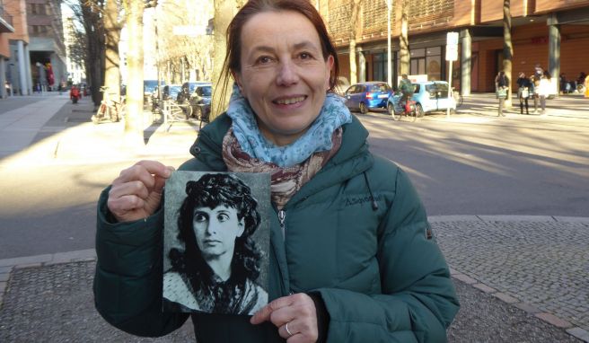 Stadtführerin Tanja Beer hat die Tour auf den Spuren Hedwigs Dohms konzipiert - hier hält sie ein historisches Foto der Frauenrechtlerin ins Bild.