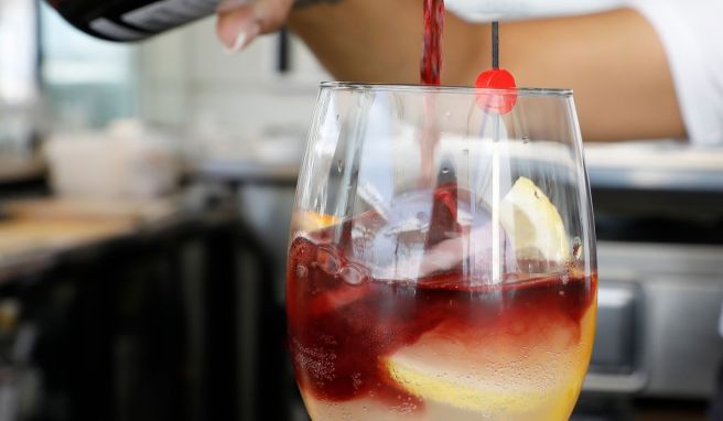 Ein Glas Tinto de verano, ein Gemisch aus Rotwein und Gaseosa (Zitronenlimonade) wird zubereitet.