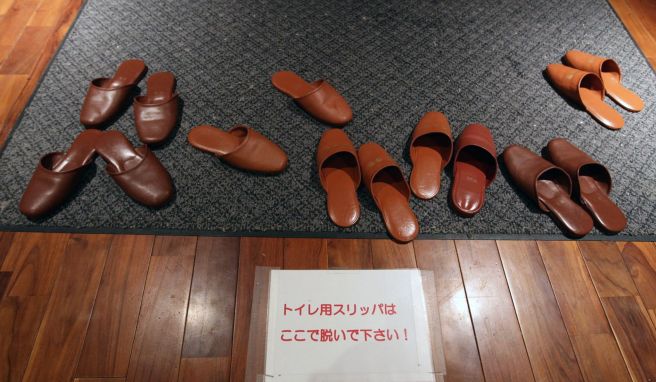 Vor der Rückkehr an den Tisch unbedingt wieder ausziehen: In Japan sind Toilettenschuhe etwa in Restaurants üblich.