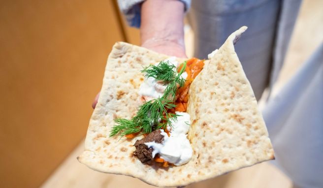 Der Tortilla-Fladen wird mit gebratenen Karotten, Lachs, Rentierfleisch, Dill und Sour Cream gefüllt und muss nur noch zugewickelt werden.