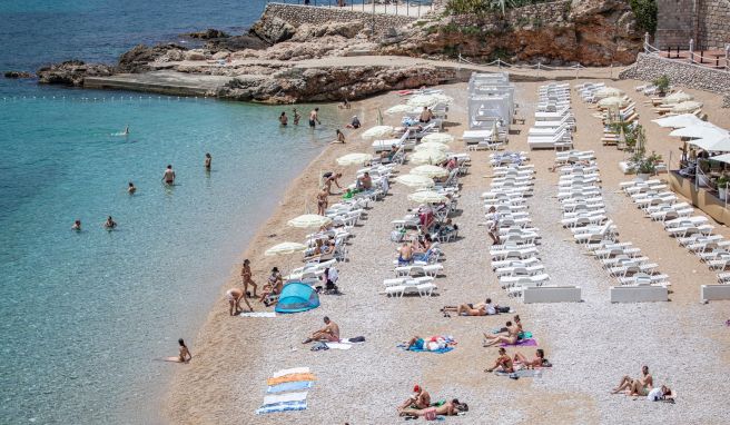 Badegäste sonnen sich am Strand Bacvice in Kroatien. Die rekordverdächtige Inflation und der Ukraine-Krieg scheinen die Reiselust der Menschen in Deutschland nach zwei Corona-Jahren nicht zu dämpfen.