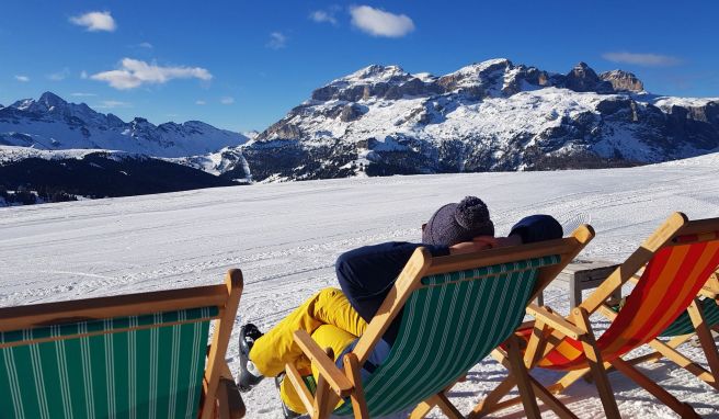 Von den Liegestühlen der Ütia de Bioch hat man einen freien Blick auf Sellastock und Marmolada.