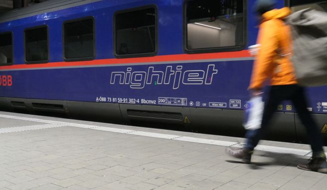 Dunkelblau und rot im Erscheinungsbild: Die Nachtreisezüge der ÖBB heißen Nightjets.