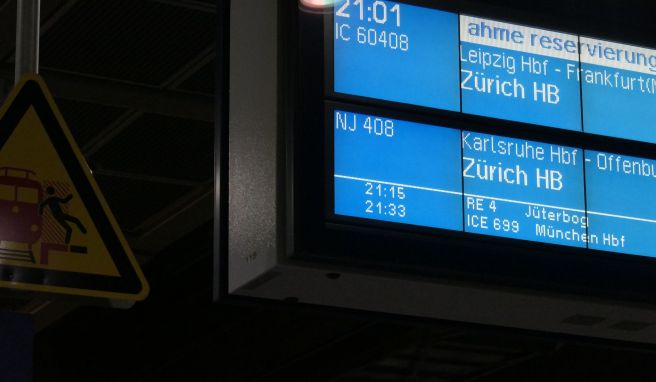 Abfahrt am Abend: Von Berlin nach Zürich fährt der ÖBB-Nightjet NJ 408 im Tandem mit einem IC der DB, der aber nur Sitzplätze bietet.