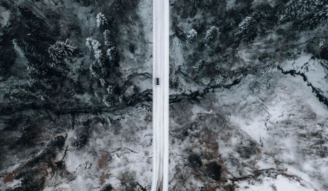 Wer in verschneiten Landschaften mit seinem Wohnmobil unterwegs ist, sollte unbedingt darauf achten, dass die Bereifung für das Vorhaben geeignet ist.