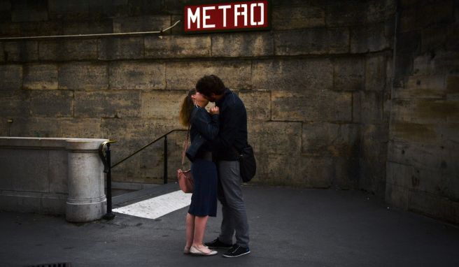 Paris zeigt zum Valentinstag Liebesgrüße auf Reklametafeln