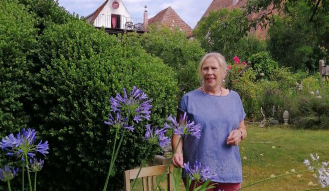 Mitten in der Rothenburger Altstadt pflegt Hildegard Kistenfeger ihre Oase, die sich hinter historischen Fassaden versteckt.