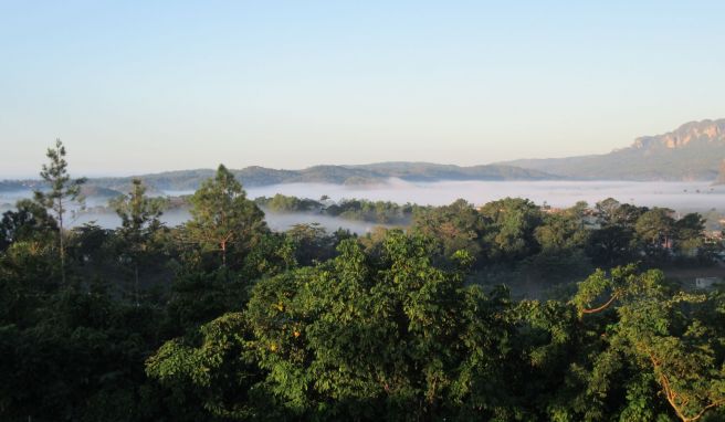 Grandioser Ausblick in das von Morgennebel verhangene Viñales-Tal.