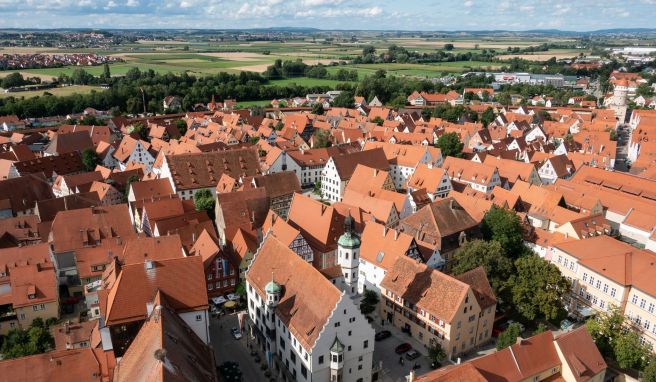 Vom Turm der St. Georgskirche reicht der Blick von den Dächern Nördlingens bis zu den Rändern des Ries.