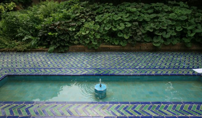 Die blauen Fliesen geben Hinweise auf das berühmte Vorbild des Theetuins: den \nJardin Majorelle in Marrakesch.