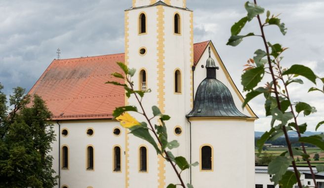 Das Besondere an der Wallfahrtskirche Maria Brünnlein offenbart sich im Inneren: ein Brunnen-Altar.