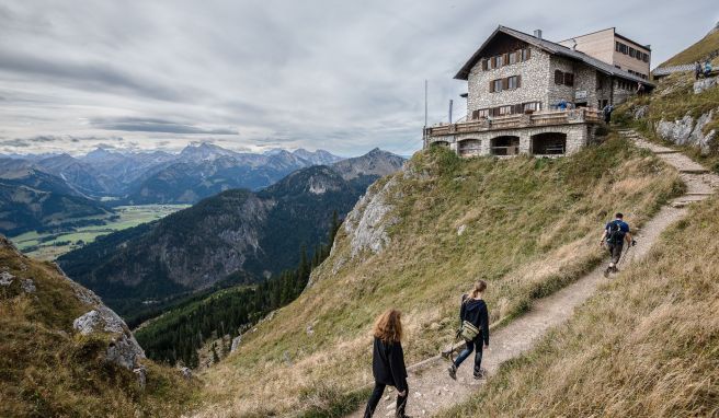 Hütte in Sicht: Gut dran ist, wer sich bei alpinen Wandertouren schon vorab die Plätze in den Unterkünften auf dem Berg reserviert.