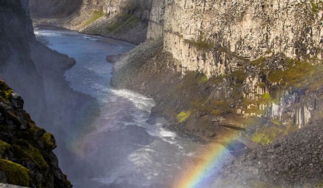 Bei Sonnenschein gibt es am Dettifoss neben dem allgegenwärtigen Donnern des Wassers auch Regenbögen.