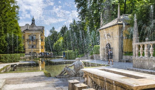 Vorsicht, sonst wird man nass: Die berühmten Wasserspiele im Schlosspark Hellbrunn sind 400 Jahre alt.