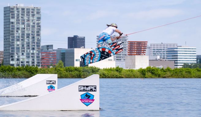 Sprünge mit Aussicht: Die Stadt ist ein Paradies für Wassersportler.