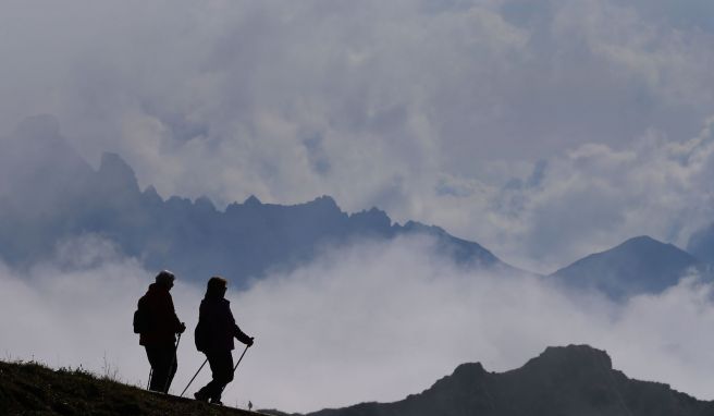 Ziehen dunkle Wolken auf, sollten Wanderer schnell den Weg in Richtung Tal oder Hütte einschlagen.