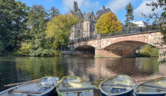 Die Lahn fließt durch Marburg. Die Weidenhäuser Brücke spannt sich über den Fluss.