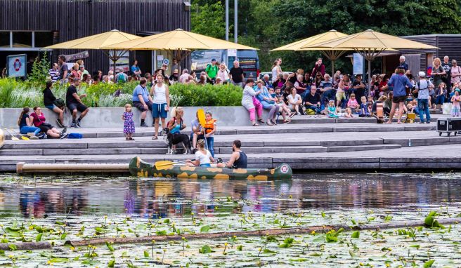 Die Willi Villa liegt direkt am Wasser im Wilhelmsburger Inselpark.