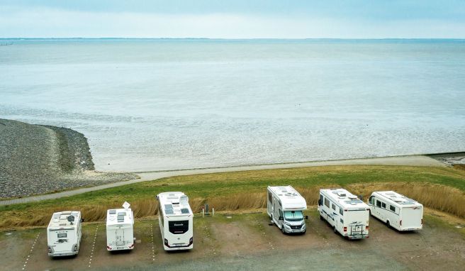 Auch im Winter können Camper die schöne Aussicht an der Wasserkante genießen.