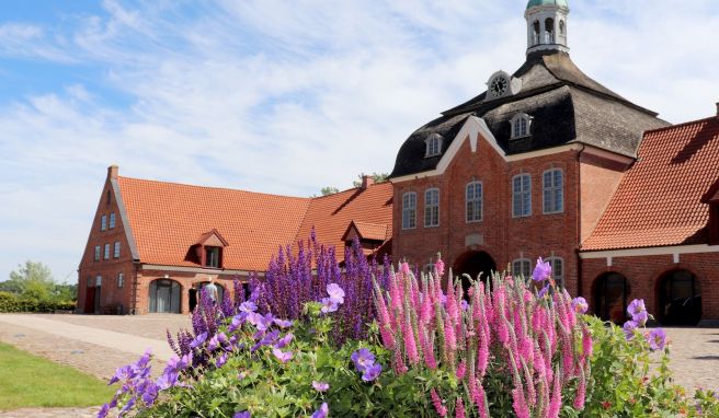 Der Wirtschaftshof des Kulturguts Hasselburg stammt aus der zweiten Hälfte des 18. Jahrhunderts.