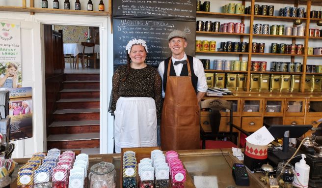 Johanna und Ebbe Delfs betreiben das Carlsro Badhotell in Föglö - stets in nostalgischer Kleidung.