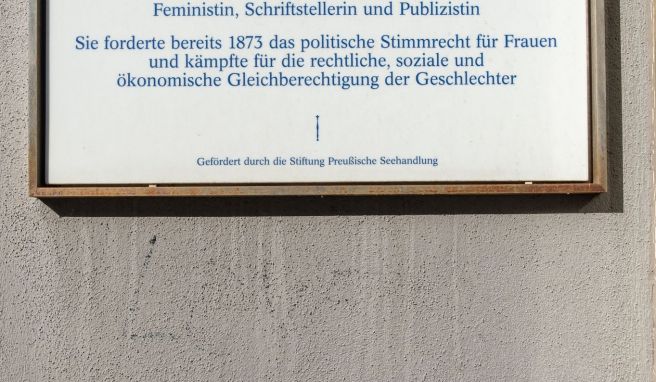 «Menschenrechte haben kein Geschlecht»: An dem Haus in Berlin-Kreuzberg, in dem Hedwig Dohm aufwuchs, erinnert eine Gedenktafel an die Frauenrechtlerin.