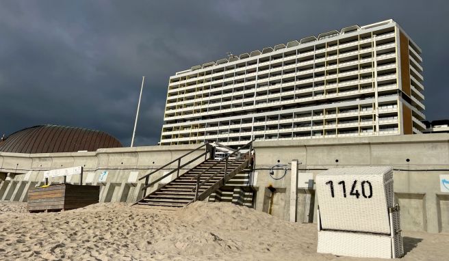 Zum Themendienst-Bericht von Marie von der Tann vom 3. Juni 2022: Dunkle Wolken über Sylt? Auf der Insel erwartet man zu Pfingsten zumindest einen ersten Stresstest. Wie an anderen Urlaubsorten rechnet man hier durch das 9-Euro-Ticket mit zusätzlichen Gästen.