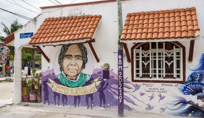 Im Zentrum von Holbox dominieren vielerorts Graffitis die Häuserfassaden.