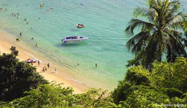 Entspanntes Badeleben am nur über eine Treppe erreichbaren Laem Sing Beach, der zwischen den Stränden Surin und Kamala liegt