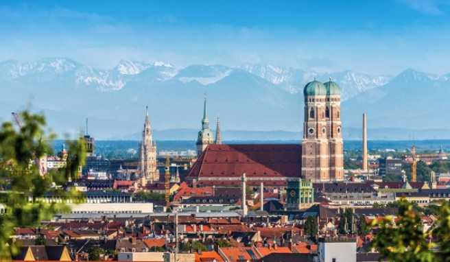 Die Münchener Altstadt mit der Frauenkirche - im Hintergrund die Alpen