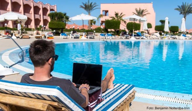 Erst alle beruflichen Nachrichten beantworten, dann in den Hotelpool springen - Workation in Ägypten