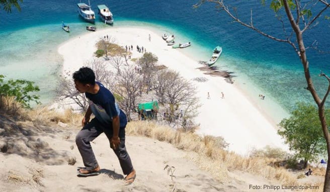 Die Insel Kanawa wird auf einer Bootstour durch den Komodo-Nationalpark meist auch angefahren - und zeigt wunderbare Farben