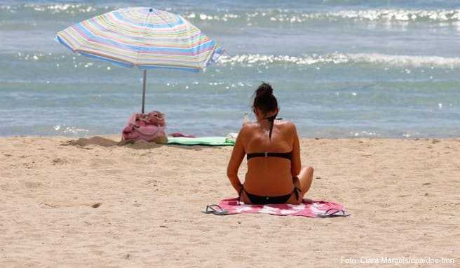 Nicht immer können Urlauber einfach sorglos am Strand sitzen - bei ernsten Problemen wie Passverlust können die deutschen Auslandsvertretungen helfen