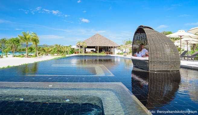 Ein schönes Plätzchen mit Meerblick am Pool des »The Royal Sands« auf Koh Rong