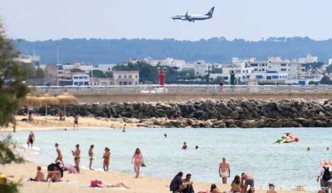 Hauptsache Strand, warm und günstig: Wenn es um die Planung des Urlaubs geht, spielen mögliche Auswirkungen auf die Umwelt für viele bislang keine Rolle