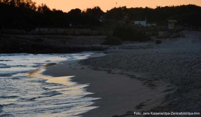 Per Polizeihubschrauber: Wie Urlauber auf Mallorca vom Strand vertrieben werden