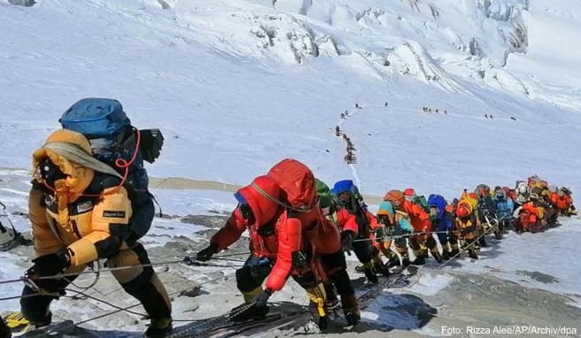 Trotz Corona-Krise: Auf Mount Everest so viele Bergsteiger wie nie