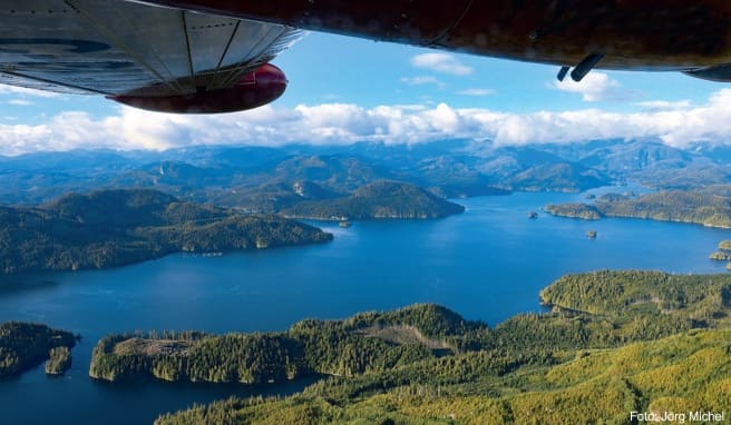 Ein Blick auf die Königin-Charlotte-Straße (Queen Charlotte Strait) zwischen Vancouver Island und dem Festland im Westen Kanadas