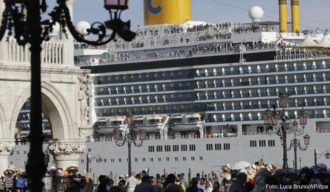 Ein Kreuzfahrtschiff fährt am Markusplatz vorbei. Venedig will Kreuzfahrtschiffe nicht mehr so nahe an seinen historischen Stätten ankern lassen